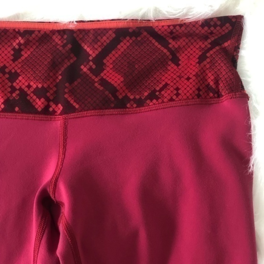 Lululemon Reverseable Crop Legging - image 2
